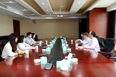 平湖市关工委主任邱其良光临PP视讯纸业调研下一代工作