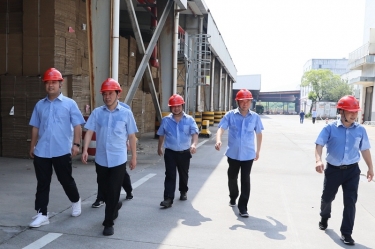 送清冷、致敬意！公司董事长朱在龙带队慰问一线劳动者