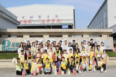 探寻古法技艺 感触造纸朝气 |“幼脚走平湖”之“纸业达人”亲子研学活动走进PP视讯纸业